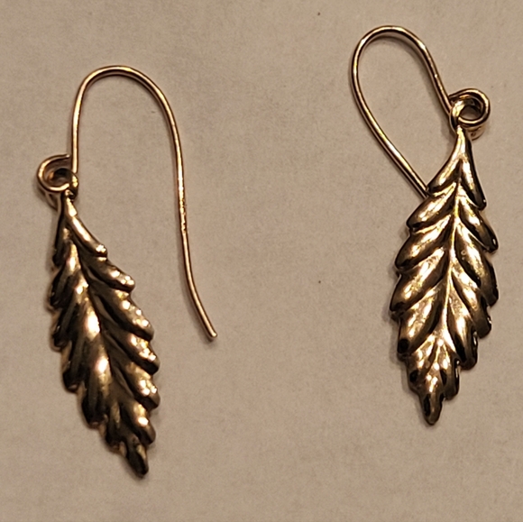 Gold dangle earrings featuring a naturalistic leaf motif. - Picture 2 of 8